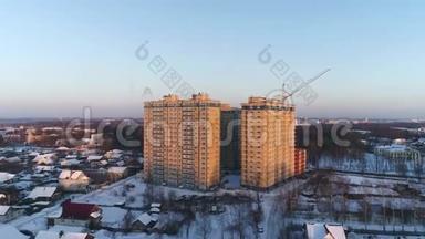 从高度到新的建筑物和<strong>正在建设</strong>的建筑物在雅罗斯拉夫尔冬季。 俄罗斯。